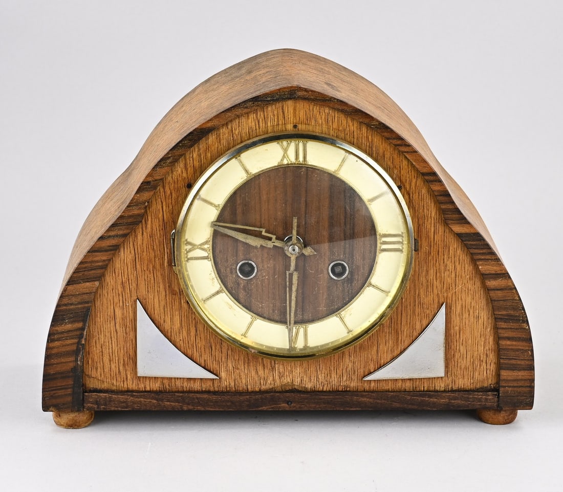 Dutch pendulum clock, 1940: Dutch Art Deco pendulum clock, Amsterdam School. Circa 1940. Dimensions: 23 x 32 x 13 cm. Needs cleaning. In good condition.