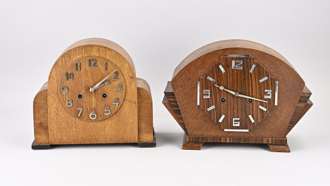 2x Art Deco pendulum clock, 1930: Two pre-war Dutch Art Deco pendulum clocks. Oak, Coromandel, chrome. Circa 1930. Dimensions: 27 x 35 cm. In good condition.
