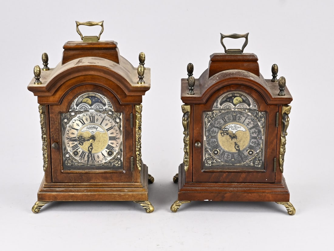 2x Warmink table clock: 2x Dutch Warmink burr walnut table clocks with moon phase. Second half of the 20th century. Dimensions: 25 x 27 cm. In good condition.