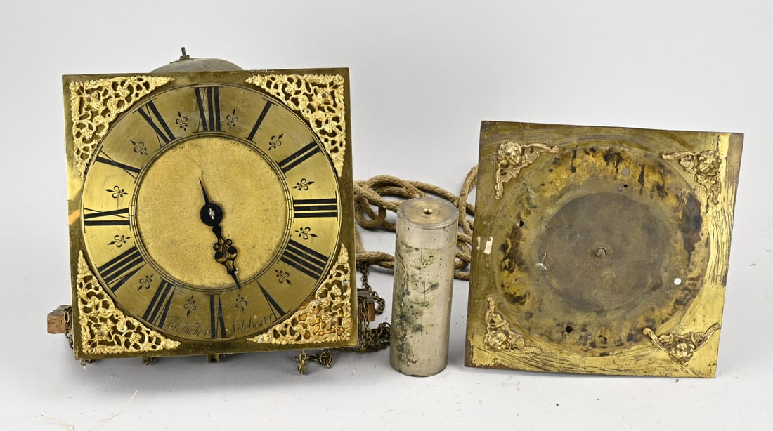 2x English movement: Two 18th-century English anchor escapement clocks. Maid's clocks. Without weight, without pendulum. One movement complete. Dimensions: 24 x 24 x 15 cm. In fair/good condition.