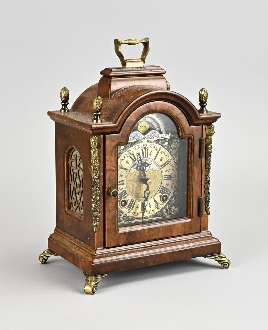 Warmink clock: Dutch burr walnut Warmink table clock with half-hour strike and moon phase. With bronze decoration. Second half of the 20th century. Dimensions: 26 cm. In good condition.