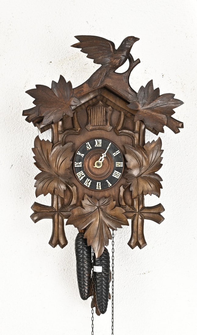 Black Forest cuckoo clock, 1900: Antique Black Forest cuckoo clock with lyra-shaped brass movement. Circa 1900. One hand is missing. Dimensions: 46 cm. In good condition.