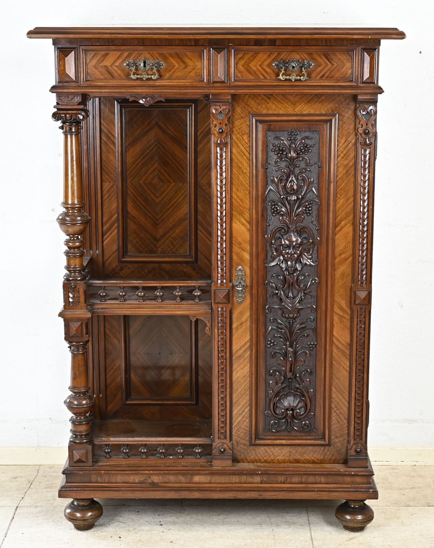 Vertico (Gründer): Walnut Gründerzeit vertical column with tiers, carving, and solid columns. Without riser. Germany. Circa 1880. Dimensions: 133 x 88 x 45 cm. In good condition.