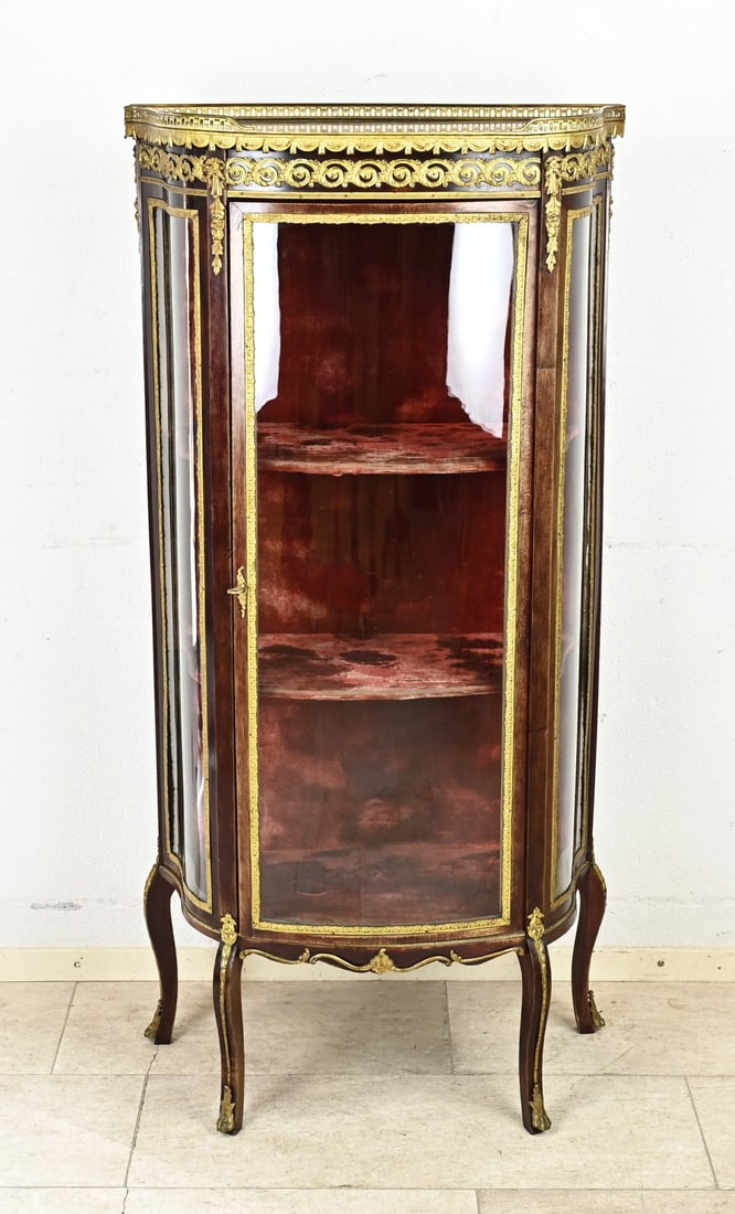 1-door French-style display cabinet: Single-door French-style display cabinet with curved glass and gilded bronze fittings. 20th century. Dimensions: 144 x 68 x 34 cm. In good condition.