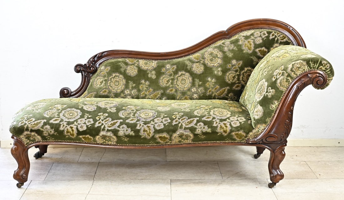 Chaise longue, 1860: Antique mahogany chaise longue with floral green upholstery. Circa 1860. Dimensions: 192 x 95 x 65 cm. In good condition.