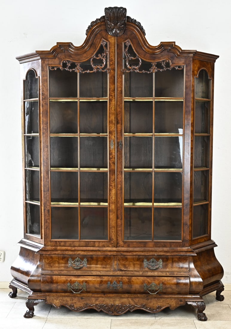 Display cabinet (1 of 1)