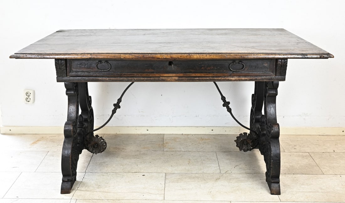 Spanish table (17th century): Large 17th-century walnut Spanish Renaissance table with drawer and wrought iron connections. Patina, various signs of use. Dimensions: 78 x 89 x 157 cm. In good condition.
