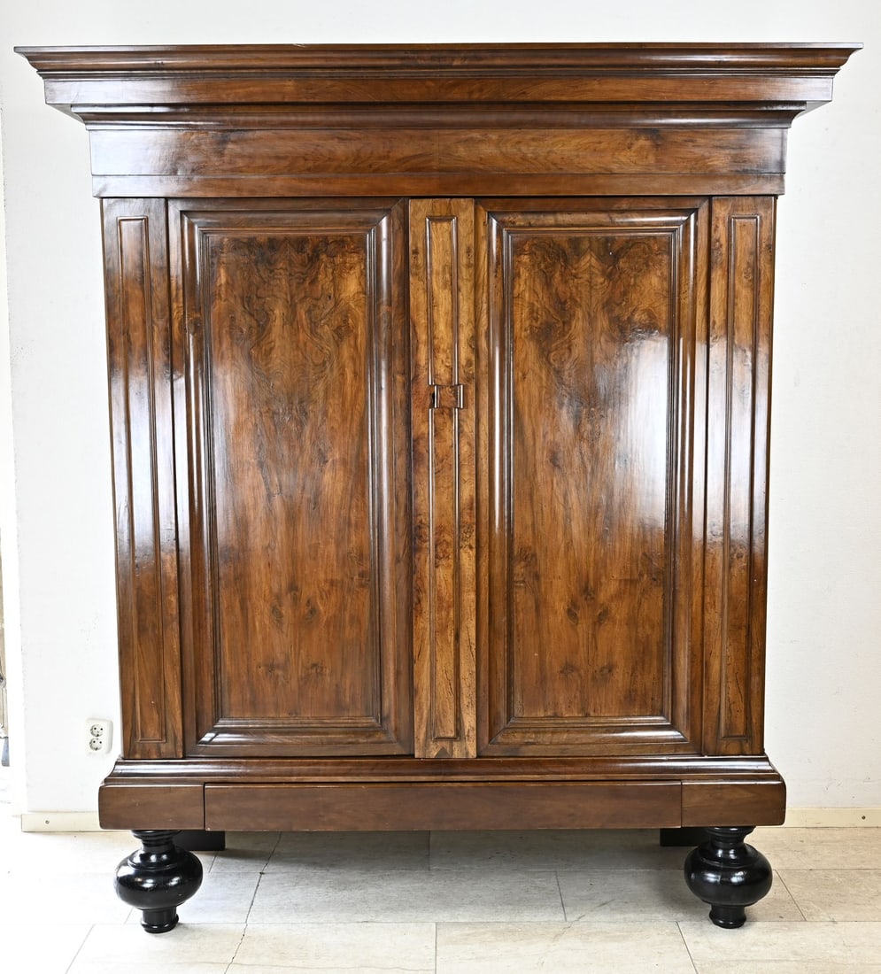 Dutch priest's cupboard: 18th-century Dutch, removable burr walnut priest's cabinet. Dimensions: 210 x 180 x 65 cm. In very good restored condition.