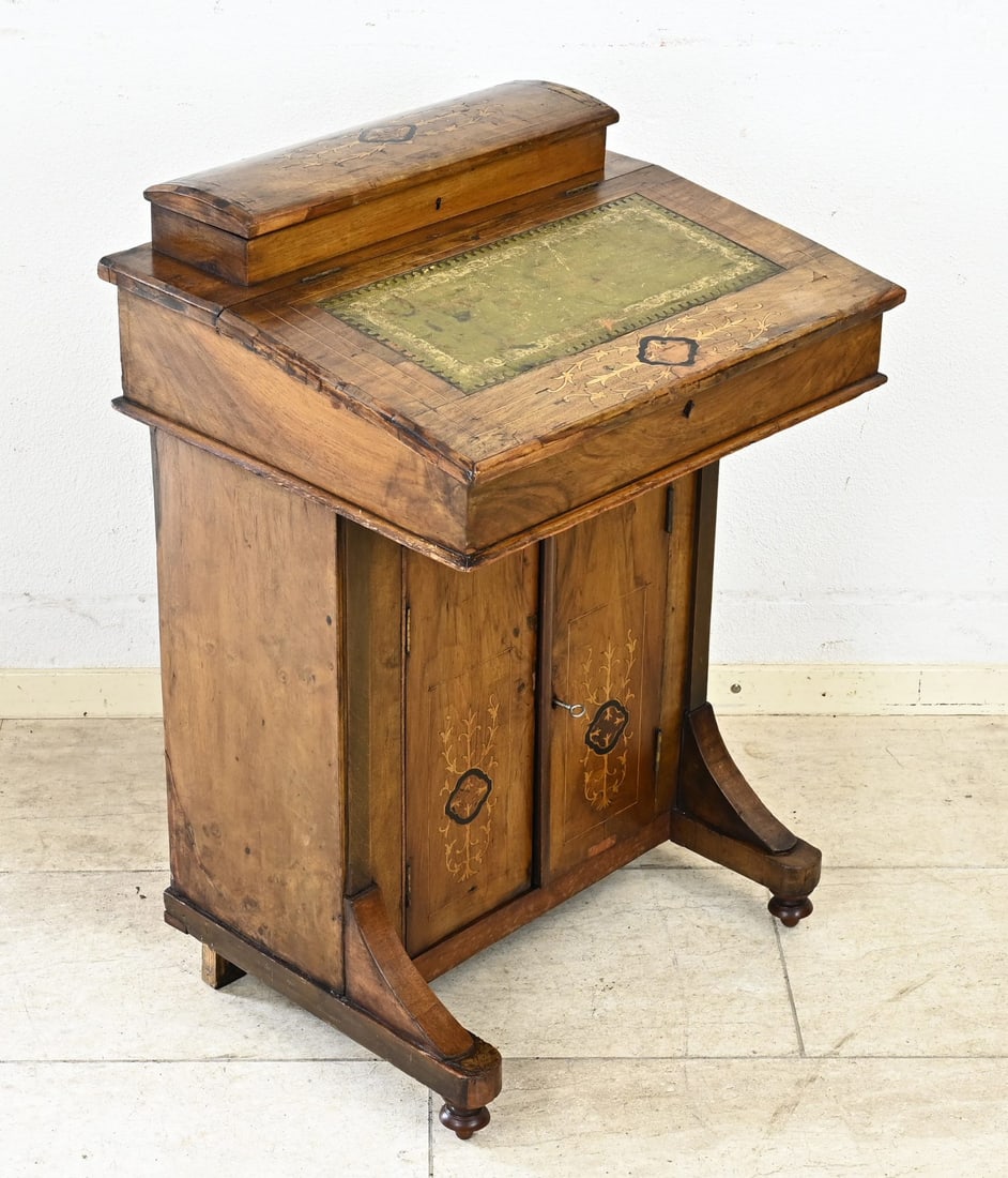 English (children's) Davenport, 1880: Small, antique, mahogany Davenport child's figure with intarsia. England. Circa 1880. Dimensions: 77 x 53 x 44 cm. In good condition.