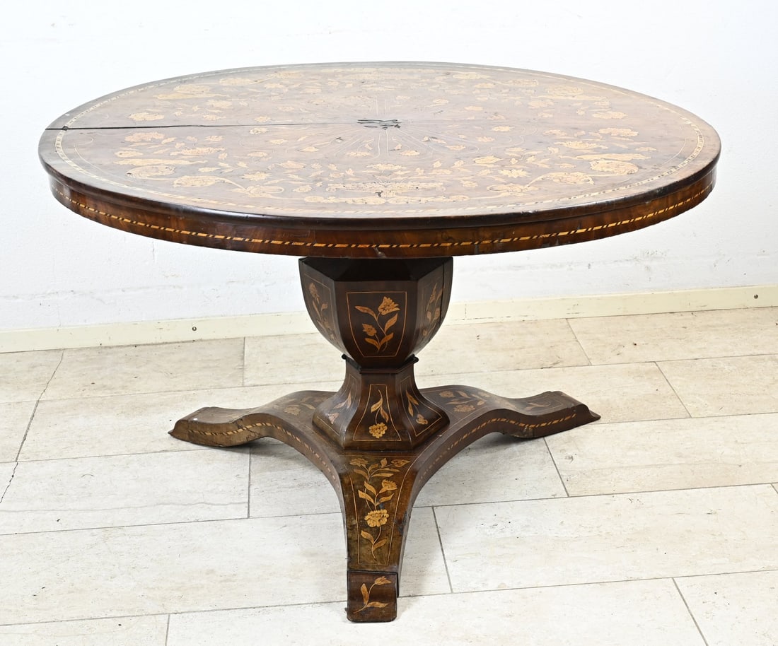 Round table with intarsia Ø 116 cm.: Beautiful Dutch round mahogany dining table with (floral/bird) intarsia. Circa 1840. Dimensions: H 70 x Ø 116 cm. A small amount of intarsia is missing from the center of the tabletop. In