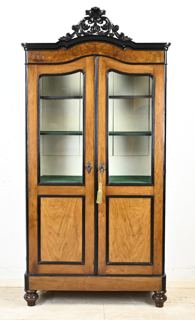 William III Display Cabinet, 1860: Dutch walnut William III display cabinet with crest. Circa 1860. Dimensions: 190 x 95 x 40 cm. In good condition.