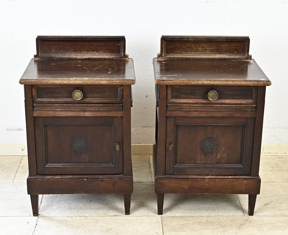 2x Nightstand, 1920: Two Art Deco mahogany bedside tables containing porcelain holders. Circa 1920. Dimensions: 65 x 43 x 35 cm. In good condition.