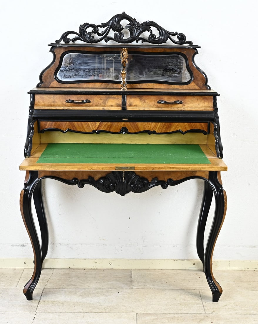Ladies' Office, William III: Dutch William III ladies' desk in burr walnut, with curved front and mirrored elevation. Circa 1860. Dimensions: 140 x 92 x 48 cm. In good condition.