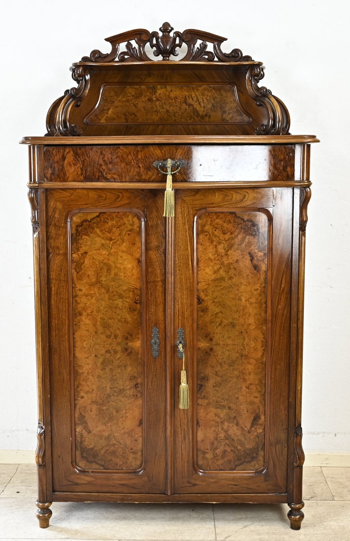 Vertico, 1860: German walnut and burr walnut panels, Louis Philippe vertical with raised section and carving. Circa 1860. Dimensions: 180 x 45 x 99 cm. In good condition.