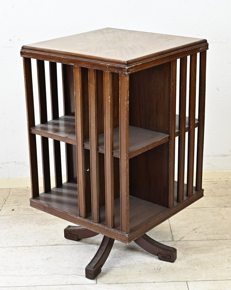 English book carousel, 1900: Antique English mahogany book carousel. Circa 1900. In good, unrestored condition. Dimensions: 89 x 50 x 50 cm.