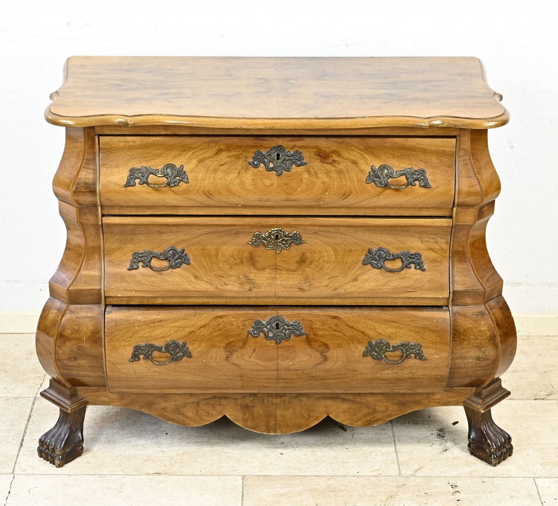 Walnut chest of drawers: Dutch burr walnut double curved chest of drawers with claw feet and bronze fittings. Baroque style. 20th century. Dimensions: 77 x 100 x 42 cm. In good condition.