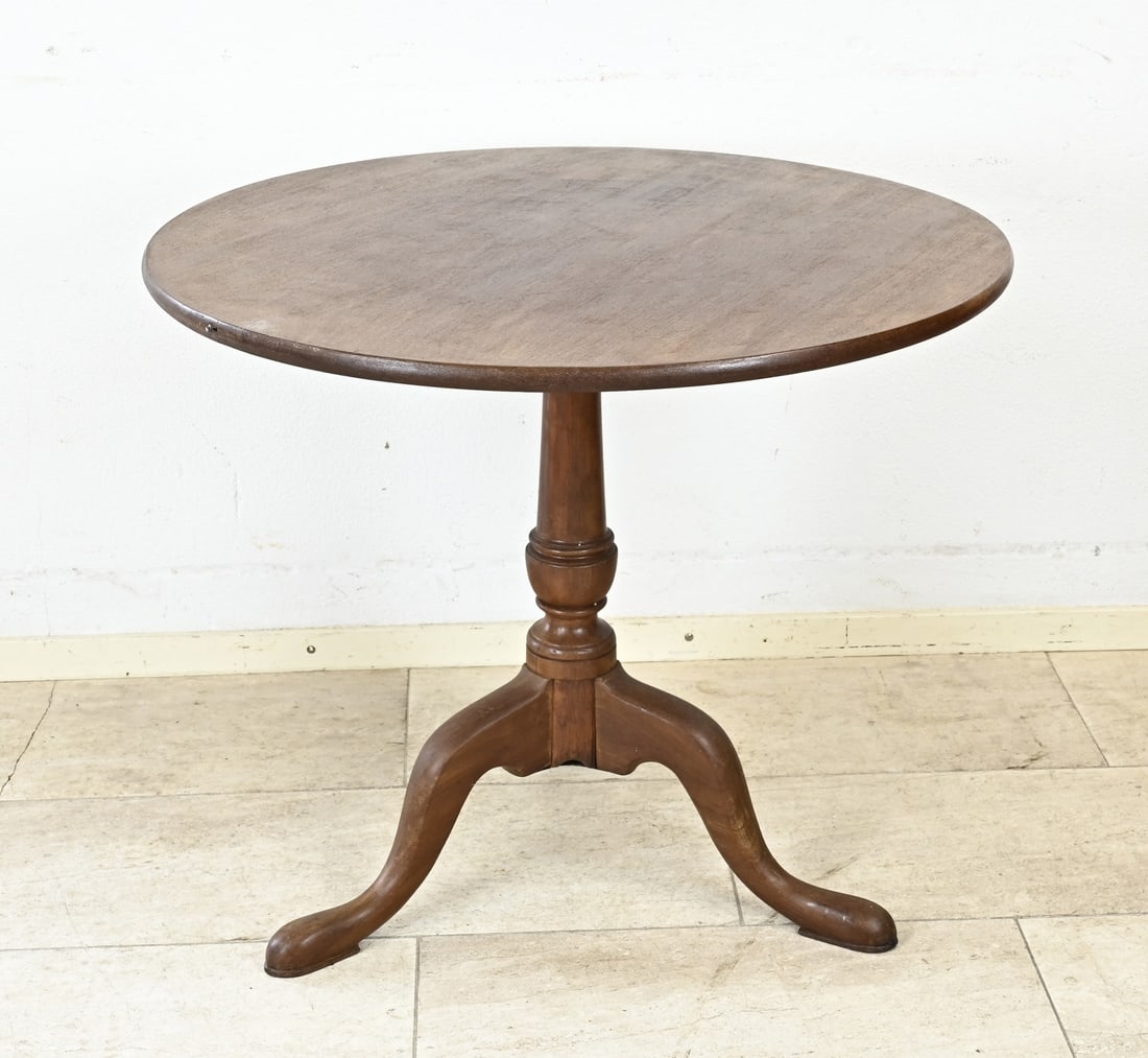 English tilt-top table Ø 81 cm.: 19th-century English mahogany tilt-top table on three-legged legs. Dimensions: H 69 x Ø 81 cm. In good condition.