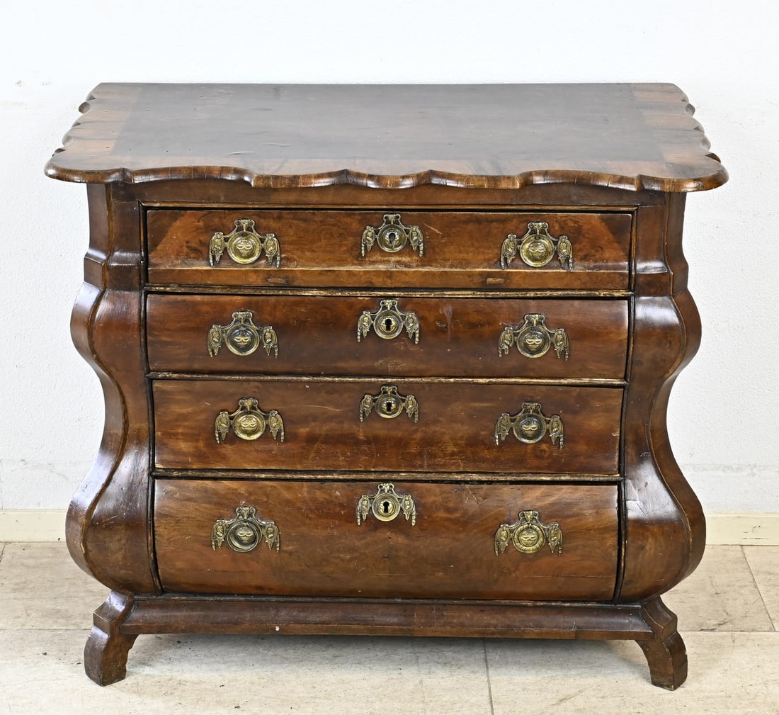 Walnut chest of drawers: 18th-century Dutch burr walnut, double-curved Baroque commode with four drawers and bronze fittings. Dimensions: 79 x 92 x 50 cm. In good original condition.