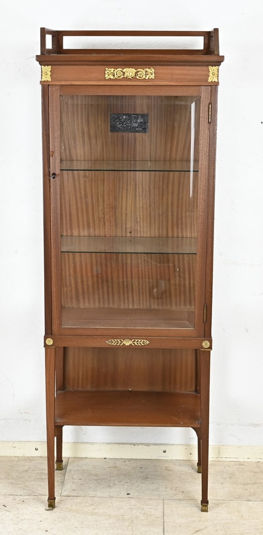 Mahogany display cabinet, 1900: Antique French mahogany single-door display cabinet with gilded bronze decoration. Circa 1900. Dimensions: 154 x 55 x 31 cm. In good condition.
