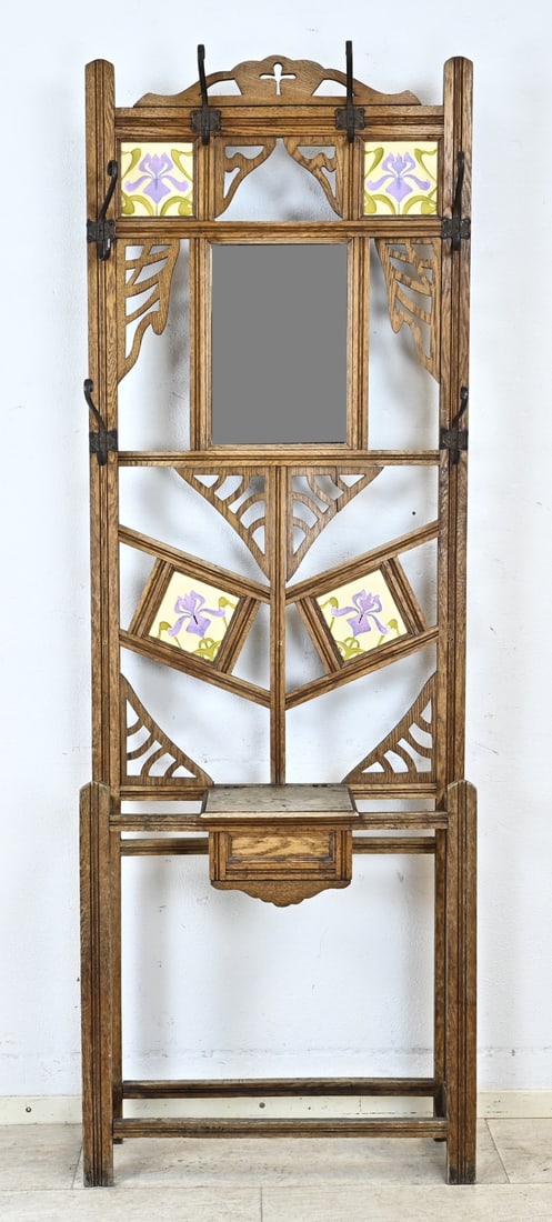 Art Nouveau wardrobe, 1900: Antique oak Art Nouveau wardrobe with majolica tiles. Floral decoration. Circa 1900. Dimensions: 207 x 75 x 25 cm. In good condition.