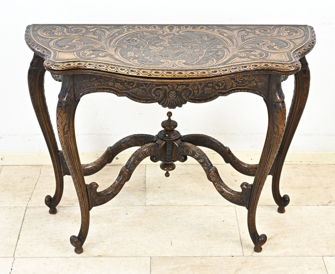 Rare gaming table, 1860: Rare carved oak William III gaming table with floral carving. Circa 1860. Dimensions: 75 x 40 x 102 cm. In good condition.