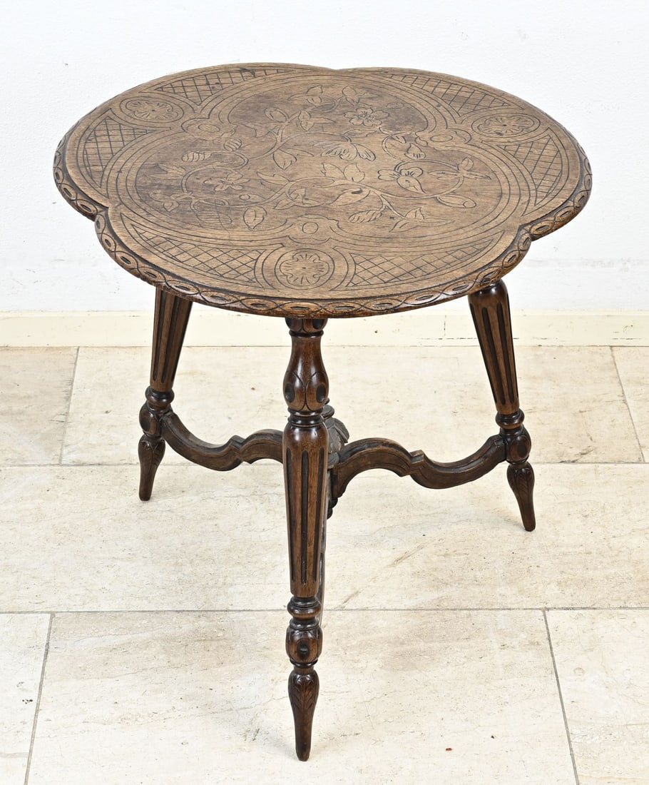 Horrix side table, 1860: Dutch William III Horrix side table with contoured top and floral carving. Circa 1860. Dimensions: H 70 x Ø 60 cm. In good condition.