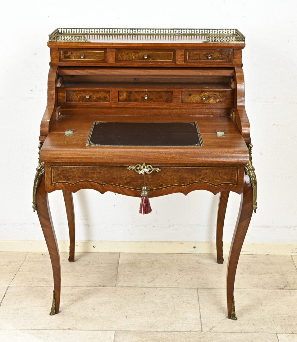 Ladies' secretary: Burr walnut ladies' secretary in French style, with bronze decorations. Period piece. Second half of the 20th century. Dimensions: 107 x 80 x 53 cm. In good condition.