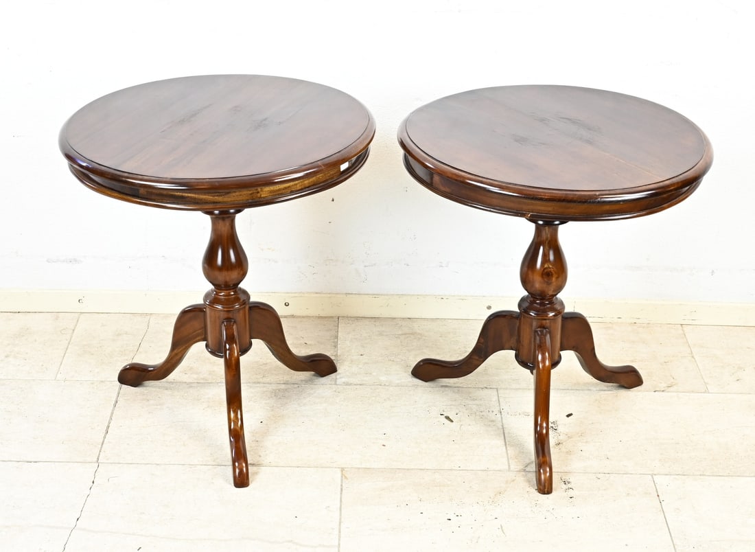 2x Round wine/side table: Two round mahogany side tables in English style. Second half of the 20th century. Dimensions: H 36 x Ø 59 cm. In good condition.