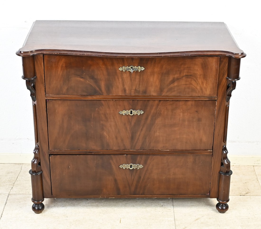 Mahogany chest of drawers: Antique, German, mahogany Louis Philippe chest of drawers with three drawers and original fittings. Circa 1860. Dimensions: 81 x 95 x 48 cm. In good condition.