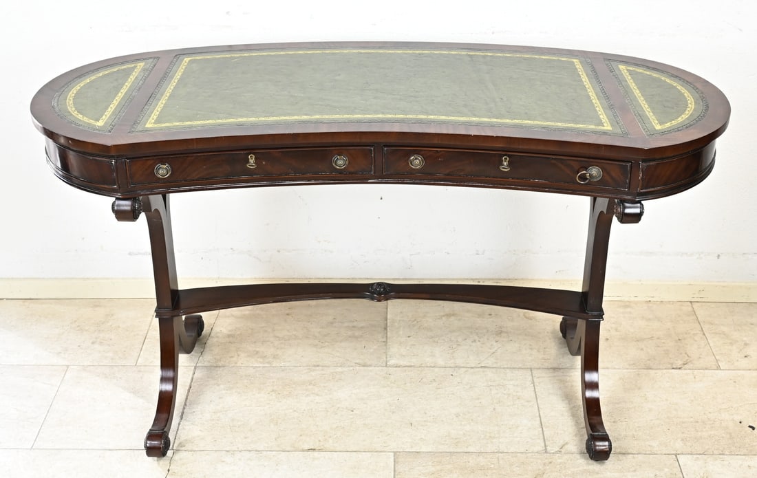 Mahogany writing desk with leather: English-style mahogany writing desk with leather and two drawers. Period piece. Second half of the 20th century. Dimensions: 75 x 136 x 55 cm. In good condition.