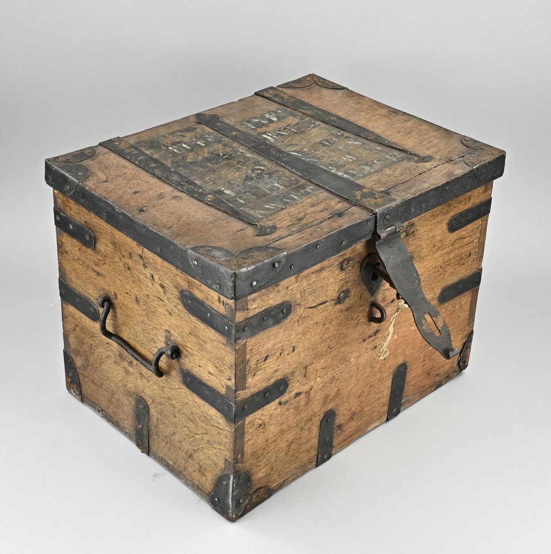 Oak chest/wrought iron fittings: 18th-century oak chest with wrought iron fittings + lock + key, with unclear text (military?). Dimensions: 37 x 36 x 45 cm. In good condition.