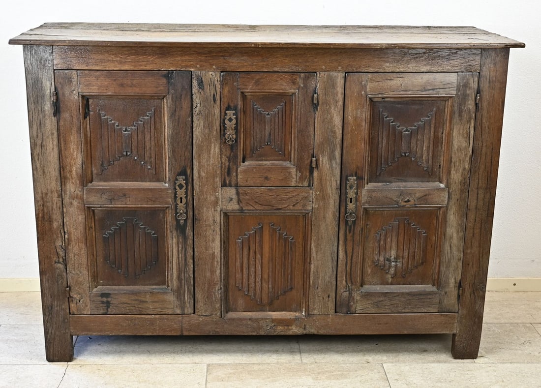 Gothic milk cabinet: Antique oak milk cabinet with Gothic panels, wrought iron ring hinges, fittings and locks, later keys. Older restoration. Dimensions: 110 x 56 x 54 cm. In good condition.