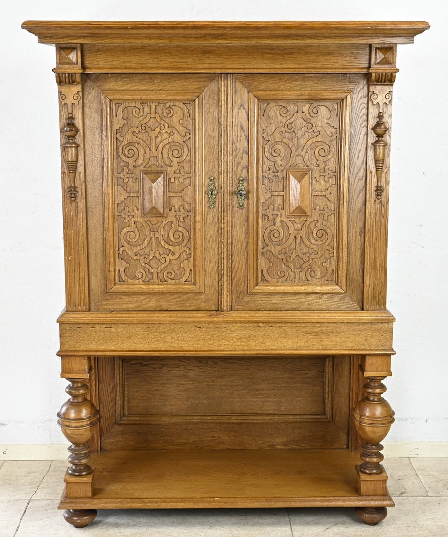 Vertico oak, 1880: German oak Gründerzeit vertico, with floor and carved panels. Historicism. Circa 1880. Dimensions: 146 x 104 x 46 cm. In good condition.