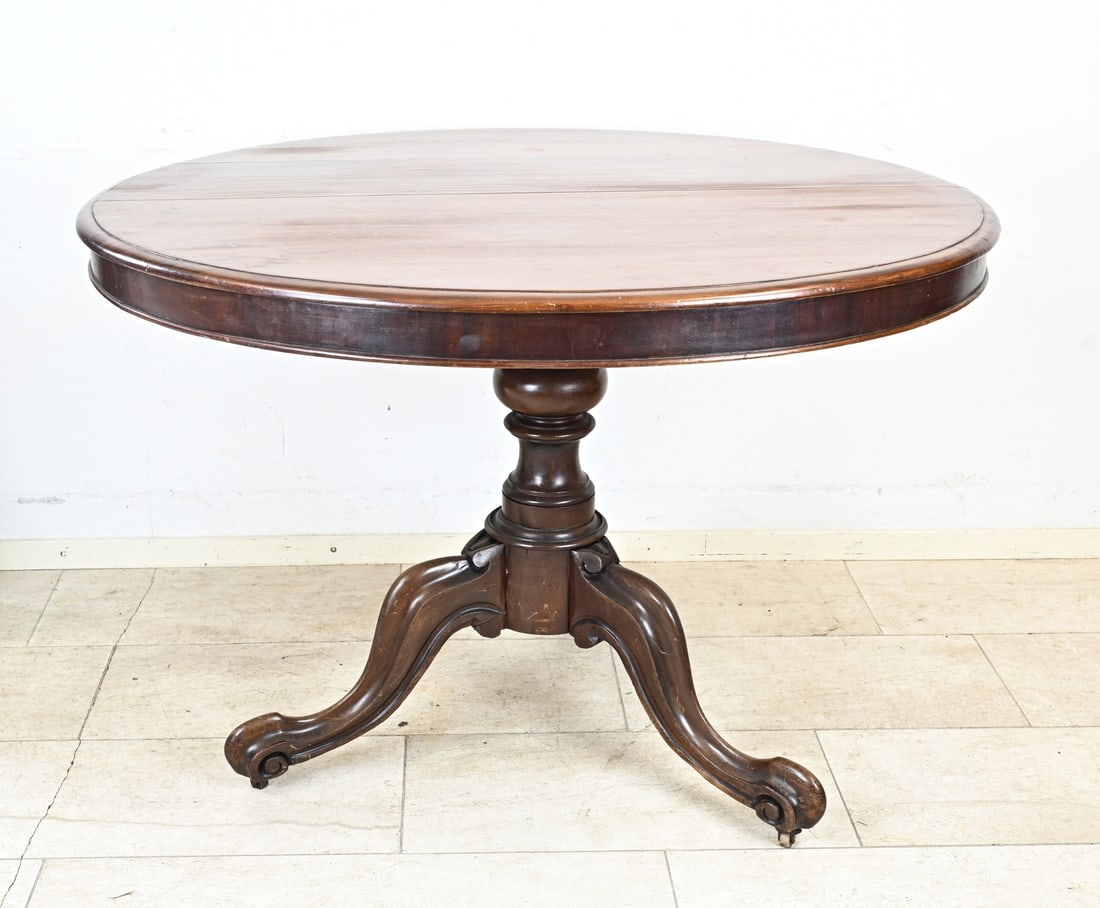 Dining table (mahogany): Antique Dutch mahogany dining table with three-legged base. Dimensions: H 80 x Ø 116 cm. In good condition.