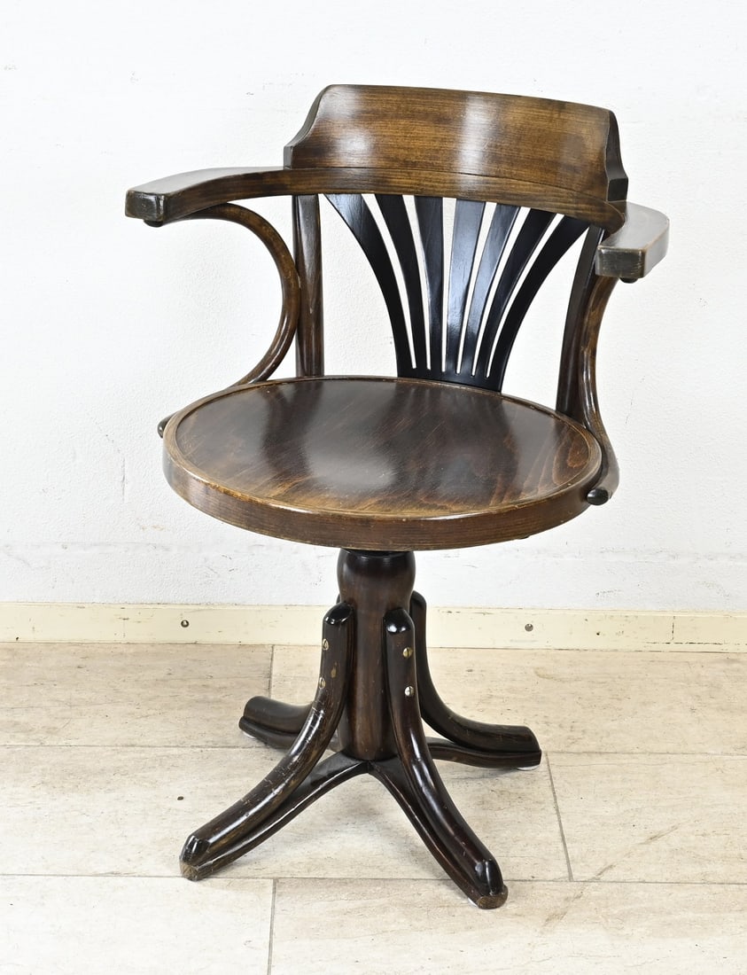 Thonet-style office chair: Old Thonet-style desk chair. Swivel. 20th century. With cast iron. Dimensions: 80 x 57 x 54 cm. In good condition.