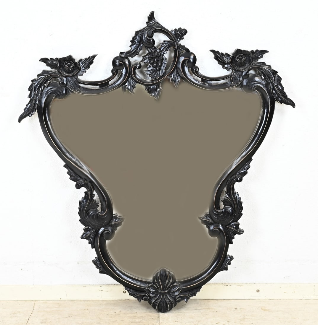 Sticky mirror: Carved hardwood mirror with grapevines. 20th century. Dimensions: H 105 x W 92 cm. In good condition.