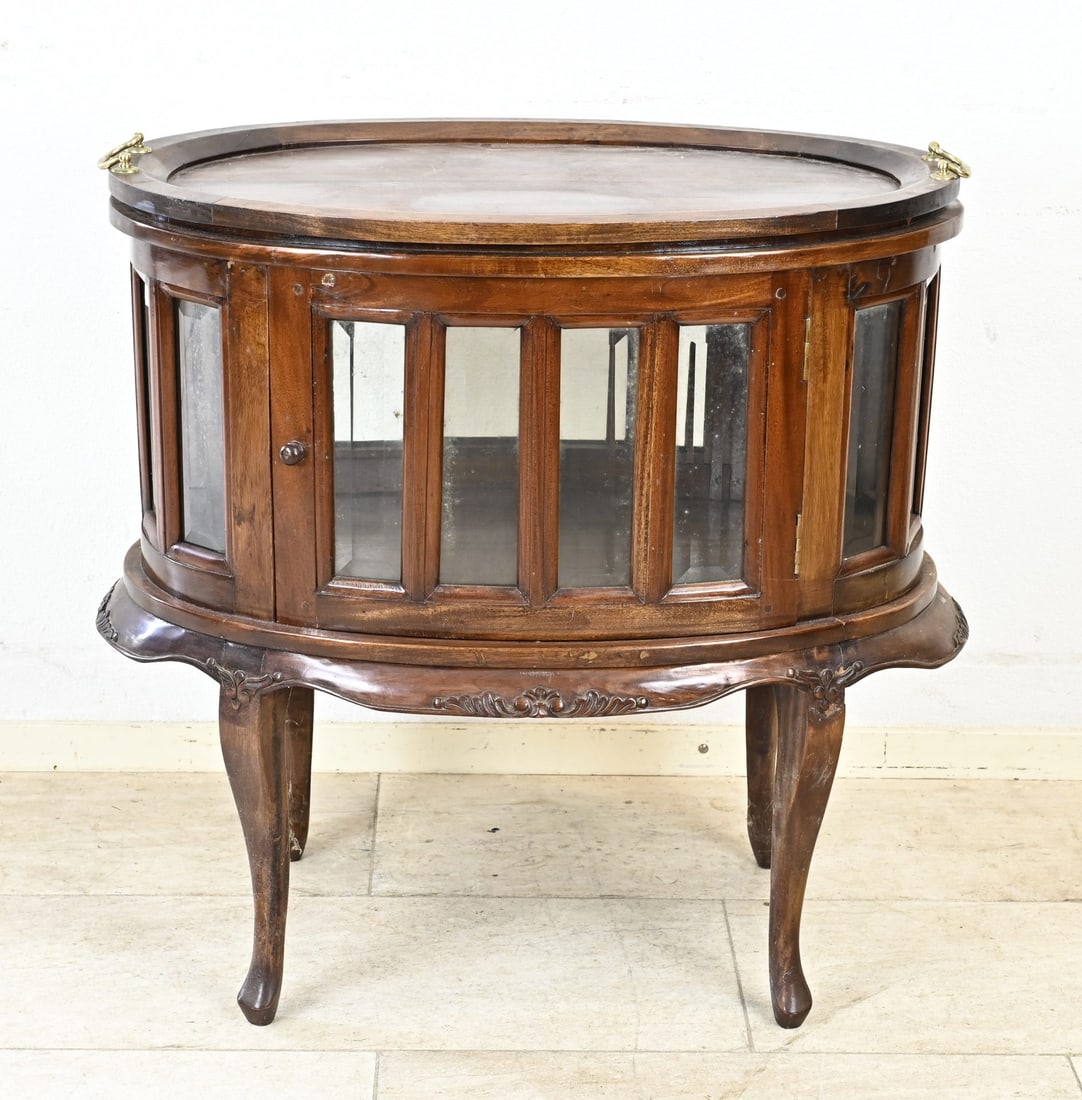 Oval tea cabinet: Oval mahogany tea cabinet with removable tray and beveled glass. Second half of the 20th century. Dimensions: 75 x 75 x 45 cm. In good condition.