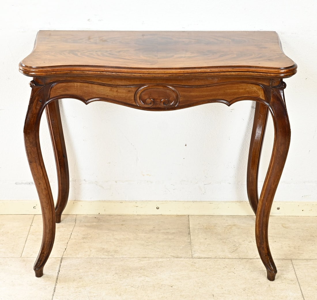 Mahogany gaming table, 1870: Beautiful and pristine antique mahogany gaming table. Circa 1870. Dimensions: 75 x 86 x 43 cm / 75 x 86 x 86 cm. In very good condition.