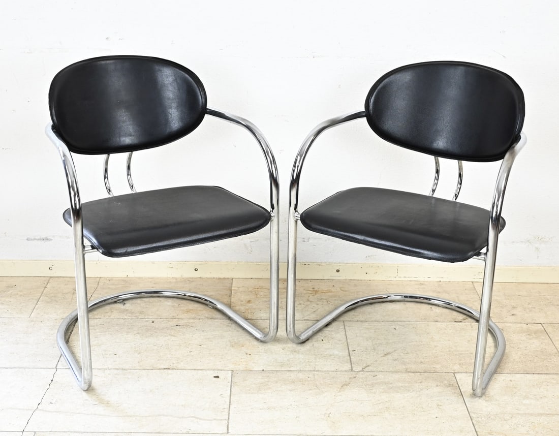 2x Vintage chair (Italy): Two vintage Italian chairs with chrome tubular frames. Brand: Effezeta. Upholstered in black leather. Dimensions: H 78 x 50 x 55 cm. In good condition.