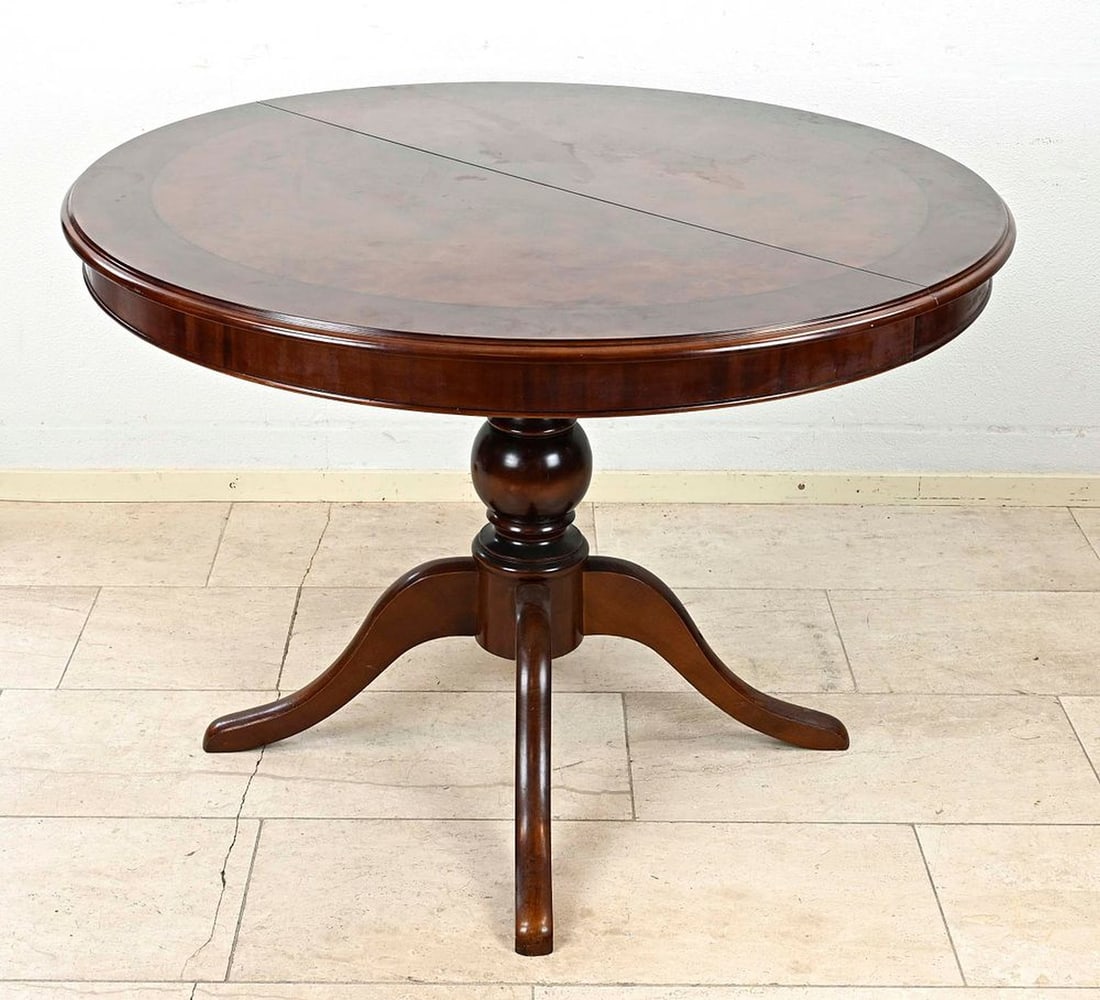 Round mahogany extendable table Ø 110 - Ø 150 cm.: Round mahogany extendable table. Second half of the 20th century. Dimensions: H 78 x Ø 110 cm. Dimensions (extended): Ø 150 cm. In good condition.