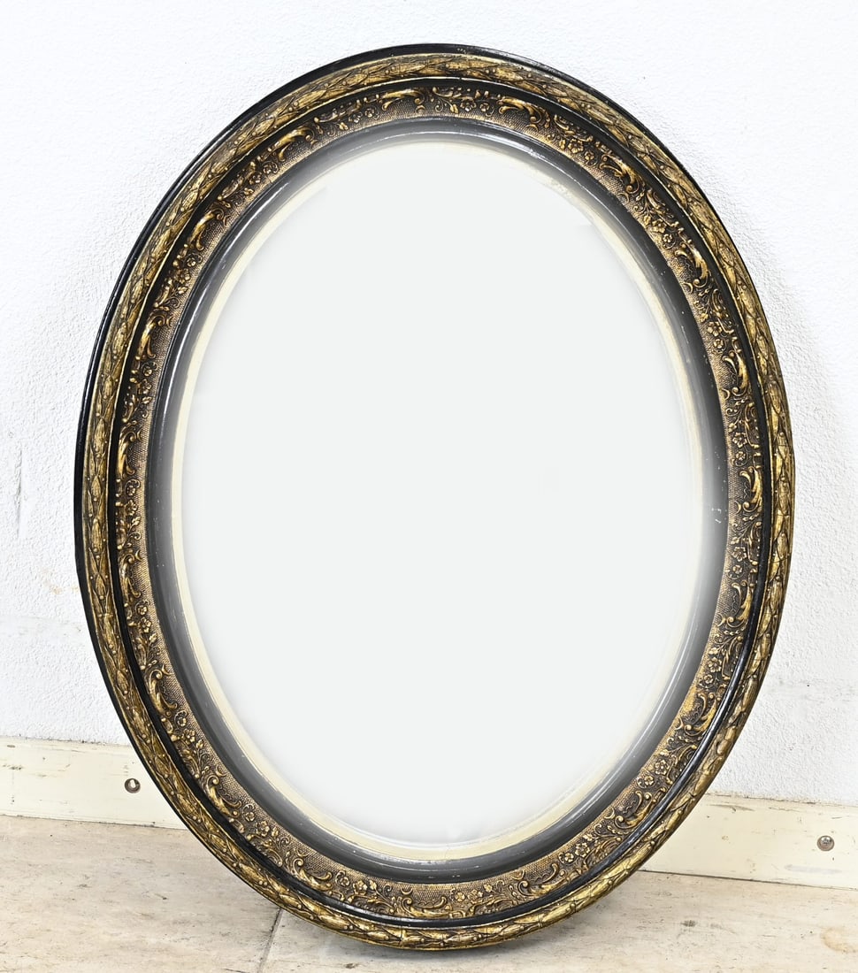 Oval mirror, 58 x 45 cm.: Antique oval mirror. Circa 1900. Dimensions: 58 x 45 cm. In good condition.