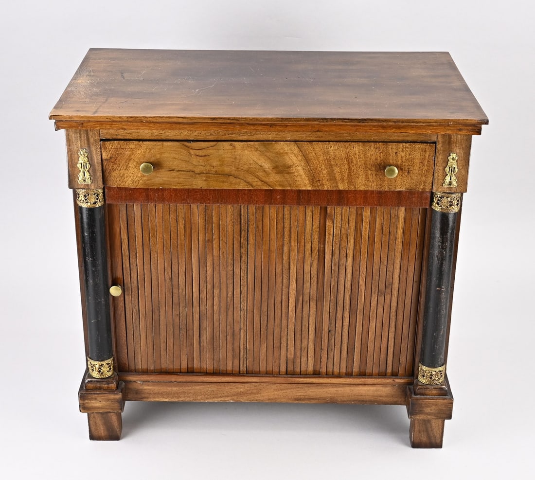 Empire miniature cabinet, 1820: Dutch mahogany Empire miniature cabinet with drawer + roll-up door and original fittings. Circa 1820. Dimensions: 45 x 49 x 28 cm. In good condition.