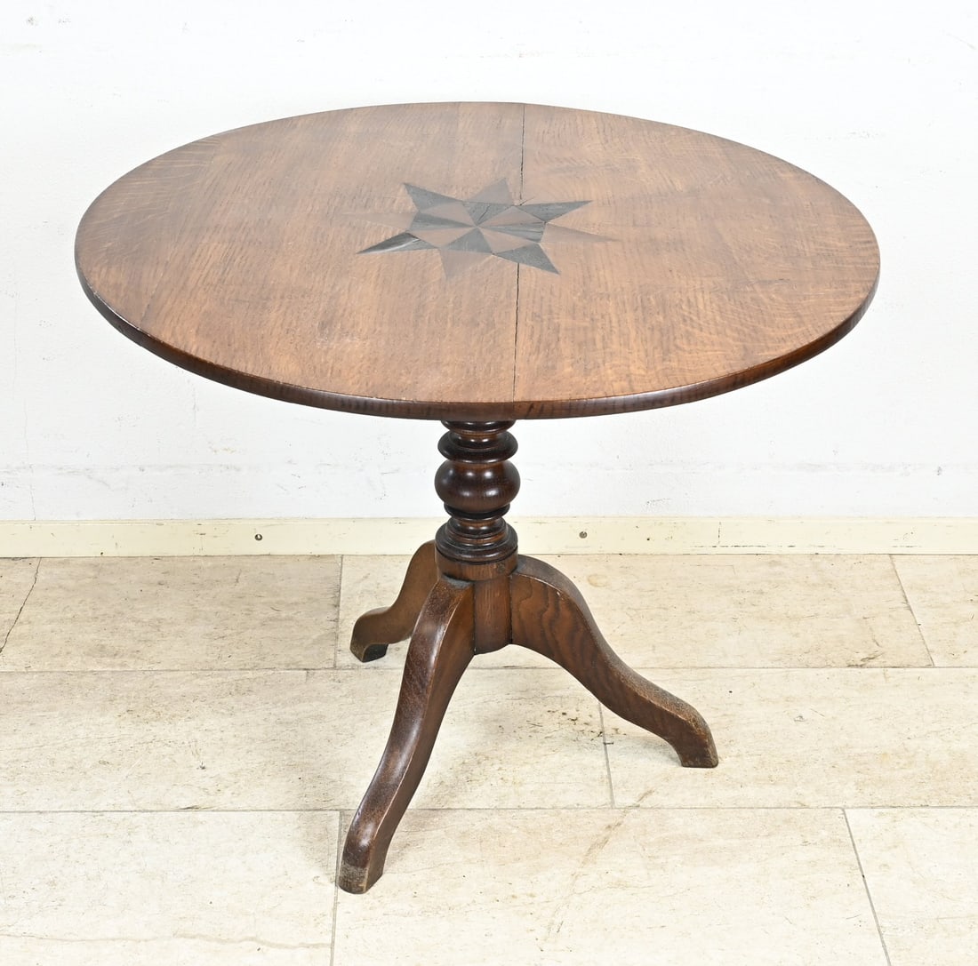 Tilt-top table with star inlay: Early 19th-century English tilt-top table of elm wood with star inlay. Dimensions: 70 x Ø 85 cm. In good condition.