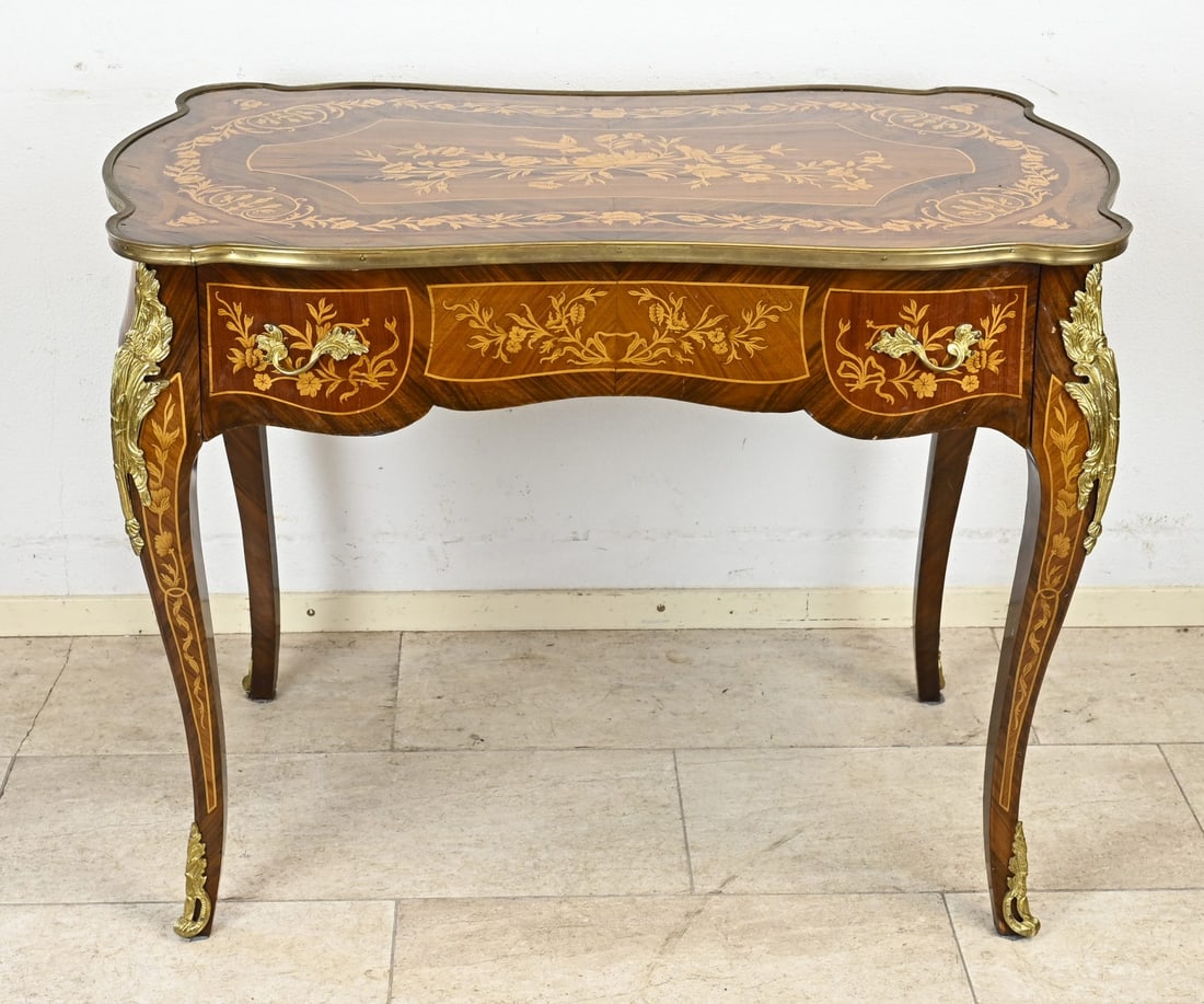 Desk with inlay: Walnut ladies' desk with bronze decoration and floral intarsia. Second half of the 20th century. Dimensions: 80 x 61 x 105 cm. In good condition.