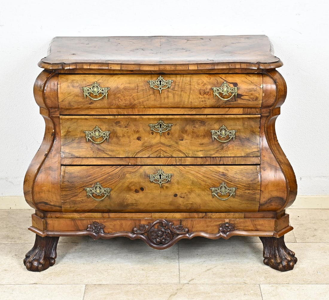 19th-century burr walnut chest of drawers: Antique small Dutch burr walnut Baroque commode, 19th century, with contoured top and a beautiful patina. Minor damage. 75x96x52 cond R/G.