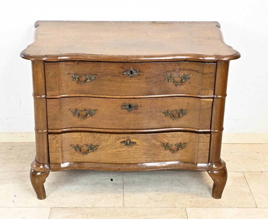 Oak chest of drawers: 18th-century Dutch oak Baroque commode. Hardware later. Lock missing. One lock replaced. Dimensions: 70 x 55 x 90 cm. In good condition.