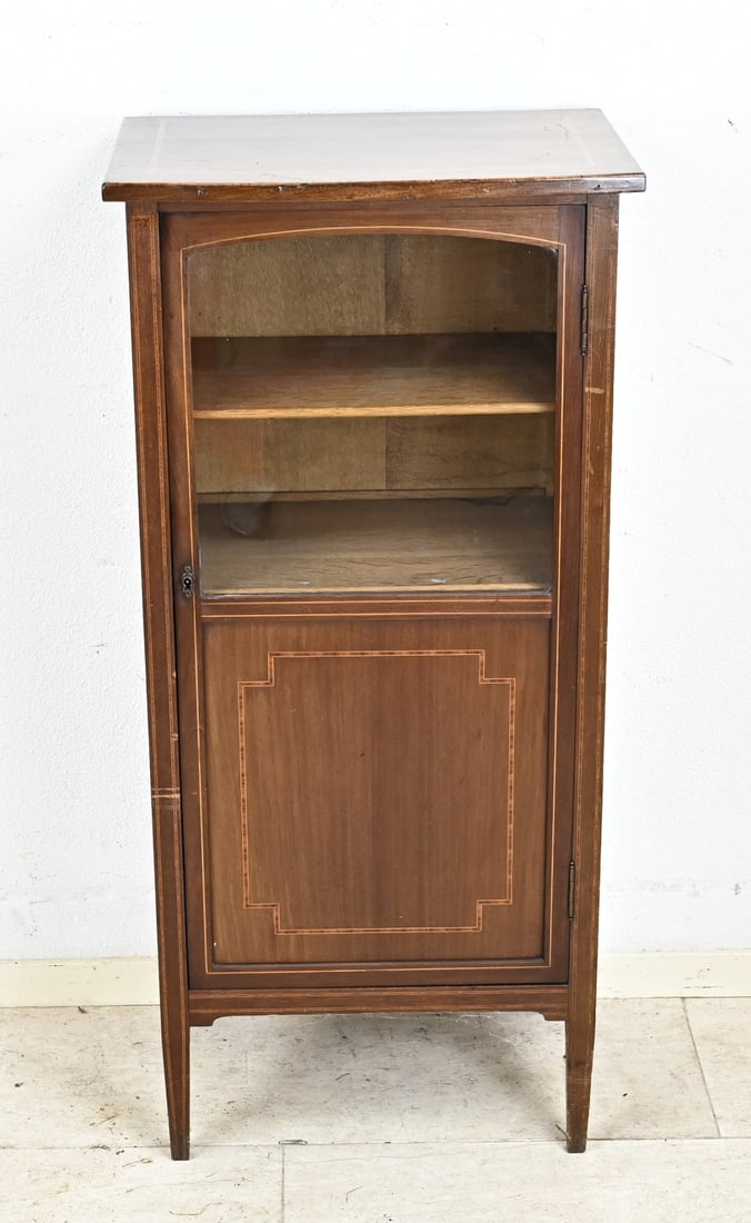 English display cabinet, 1880: Antique mahogany display cabinet with band inlay and shelves. England. Circa 1880. Dimensions: 102 x 48 x 35 cm. In good condition.