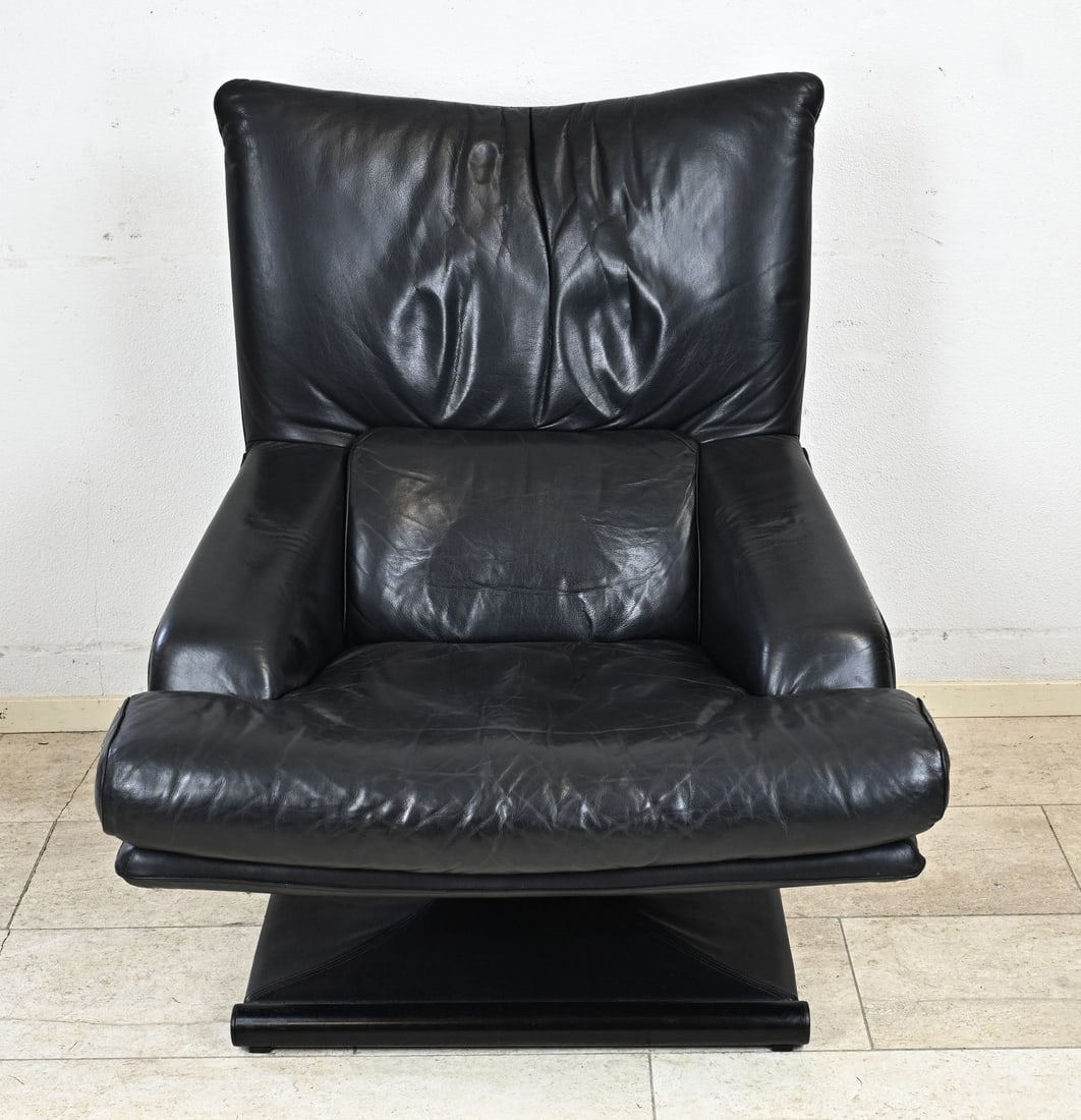 Leather Rolf Benz recliner: Leather Rolf Benz recliner chair. Adjustable. Dimensions: 110 x 81 x 92 cm. In good condition.