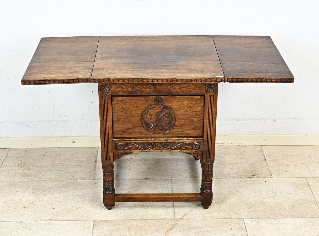 Small cabinet (with sides), 1900: Antique oak side cabinet with hanging leaves and carving. Circa 1900. Dimensions: 60 x 50 x 49 cm. In good condition.