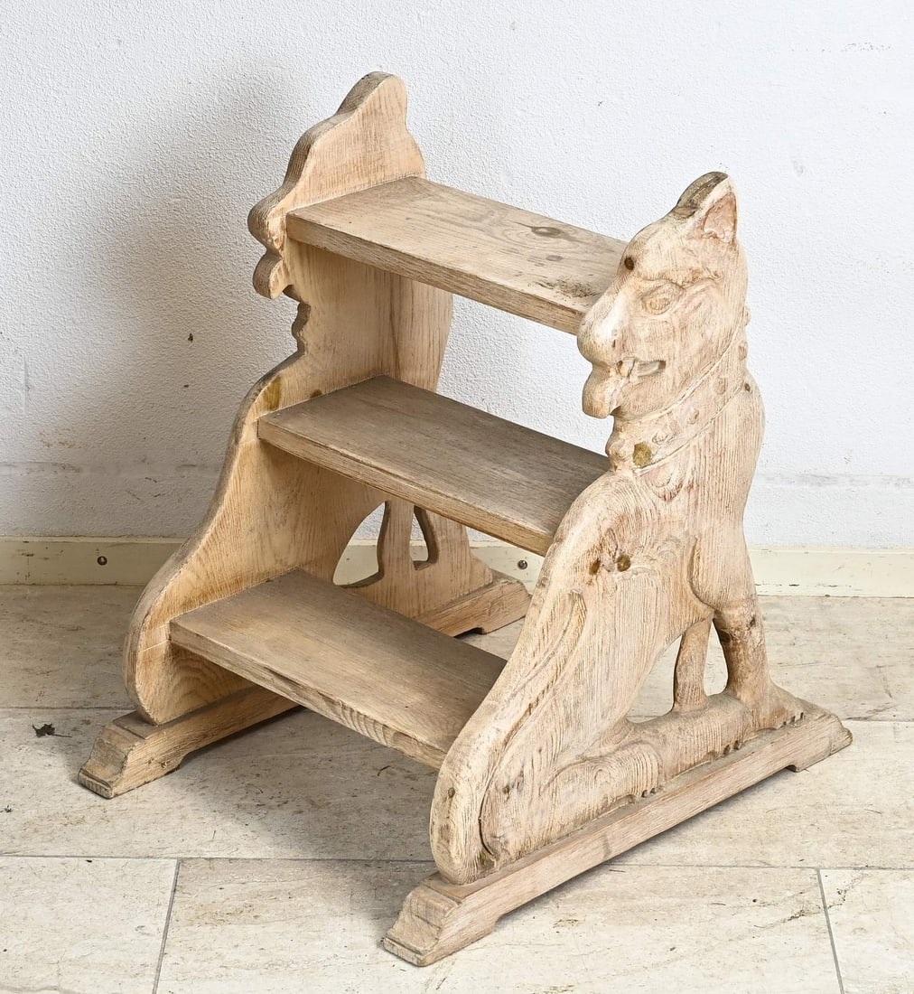 Ship's ladder (softwood): Softwood ship's ladder with lions on the sides. 19th century. Dimensions: 65 x 60 x 45 cm. In good condition.